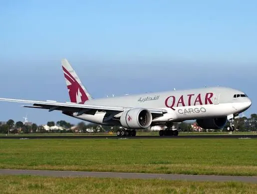 Guerra no Irã acelera retirada de aviões antigos e pressiona operações da Qatar Airways