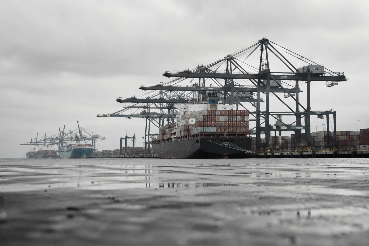 Excesso de navios derruba fretes e força armadores a intensificar blank sailings em 2026